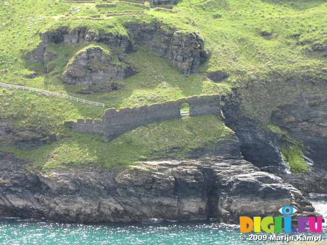 SX06940 Defence wall on headland of Tintagel Castle